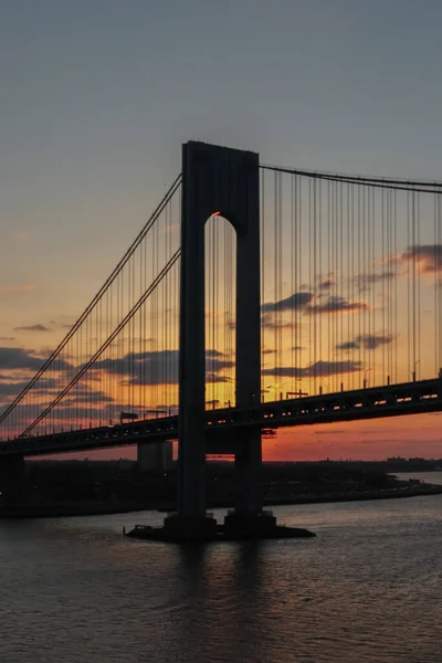 28 Şubat 2012 - New York - New York 'a seyahat ederken Verrazzano-Narrows Köprüsü' nde güneşin doğuşunu izleyebiliyordum.