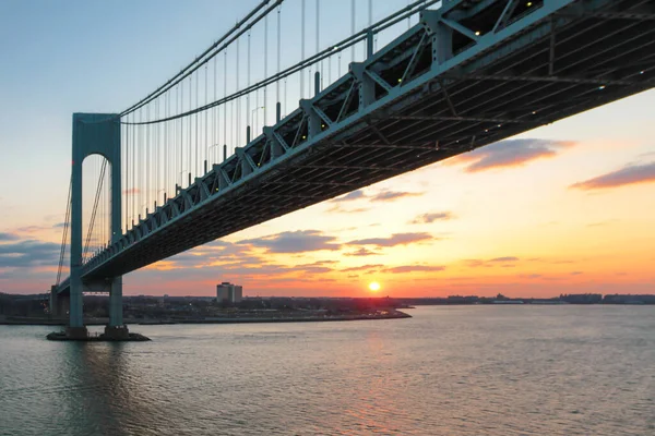 2012年2月28日 ニューヨーク ニューヨークへのクルーズ中に 私はVerrazzano Narrows Bridgeによる美しい日の出を賞賛することができました — ストック写真