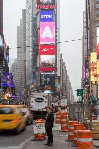 18 Mayıs 2015 - New York - ABD - İnşaat devam ederken Times Meydanı 'nda bir işadamı duruyor
