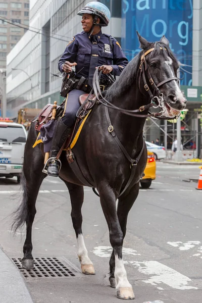 18 Mayıs 2015 - New York - ABD - New York Polis Teşkilatı 'ndan bir kadın polis devriyesi