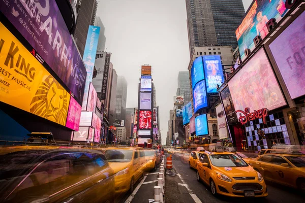 18 Mayıs 2015 - New York - ABD, New York 'un sarı taksileri yoğun bir trafik oturumunda Time Square' i doldurdu