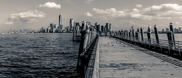 1 Kasım 2016 - New York - ABD, Manhattan Adası Özgürlük Adası 'ndaki bir rıhtımdan görüldü