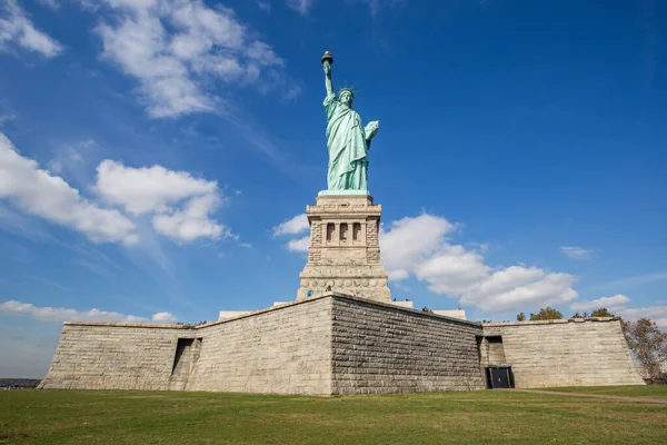 1 Kasım 2016 - New York - ABD, Güzel bir sonbahar gününde Özgürlük Heykeli gururla duruyor