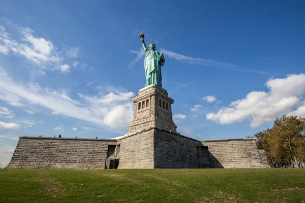 1 Kasım 2016 - New York - ABD, Güzel bir sonbahar gününde Özgürlük Heykeli gururla duruyor