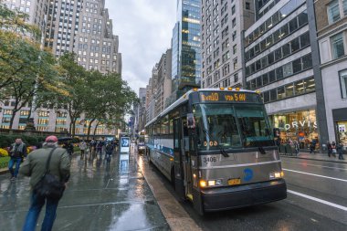 27 Ekim 2016 - New York - ABD, Yağmurlu bir Ekim gününde hareketli bir 5. Cadde