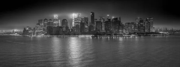 2 Ekim 2016 - New York - ABD, sisli bir gündoğumunda New York 'a yelken açarken, şehrin ışıkları geceyi gündüze aydınlatıyor.