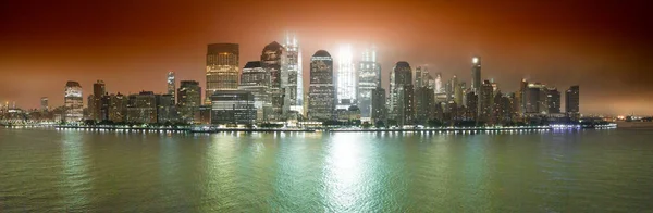 2 Ekim 2016 - New York - ABD, sisli bir gündoğumunda New York 'a yelken açarken, şehrin ışıkları geceyi gündüze aydınlatıyor.