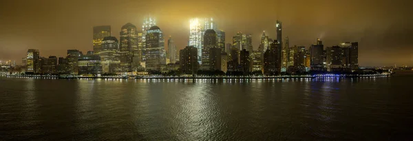 2 Ekim 2016 - New York - ABD, sisli bir gündoğumunda New York 'a yelken açarken, şehrin ışıkları geceyi gündüze aydınlatıyor.