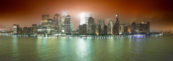 2 Ekim 2016 - New York - ABD, sisli bir gündoğumunda New York 'a yelken açarken, şehrin ışıkları geceyi gündüze aydınlatıyor.