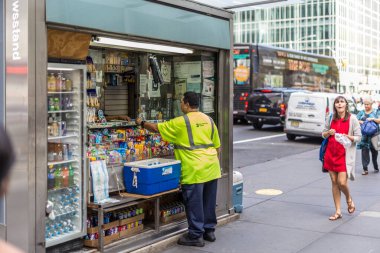 17 Eylül 2017, New York, ABD. New York 'ta bir abur cubur ve gazete standı