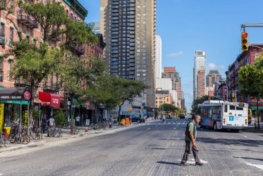 27 Eylül 2017 - ABD, Hell 's Kitchen' da karşıdan karşıya geçen bir adam