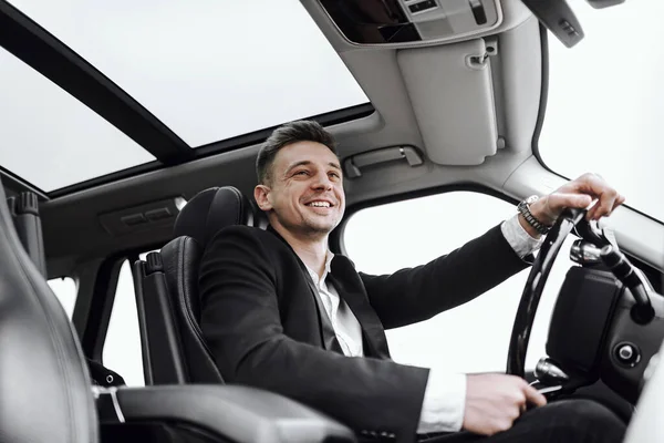 Yeni test sürüşü yapan genç ve mutlu bir iş adamı. Kiralama ve takas kavramı