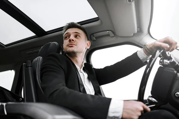 Vue latérale d'un homme souriant conduisant une voiture — Photo