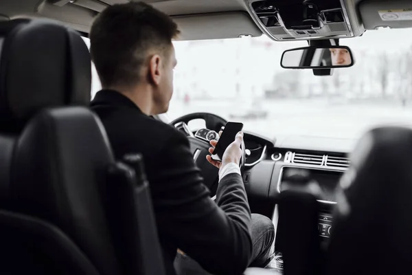 Jeune homme attend avec impatience dans une voiture — Photo