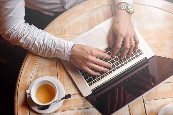 Cropped photo of man working in cafe — Stock Photo, Image