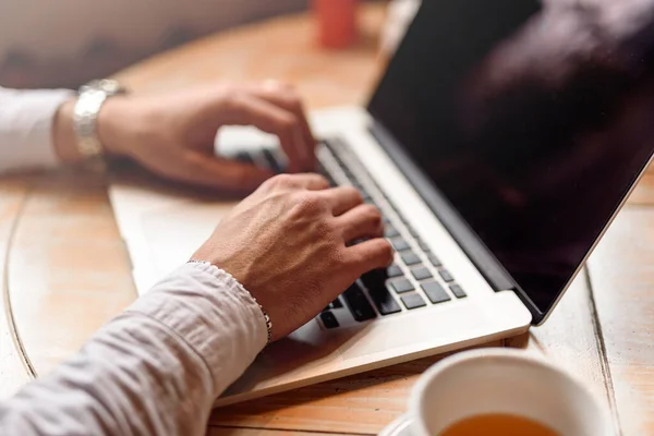 Successful manager working in coffee shop during break — Stock Photo, Image