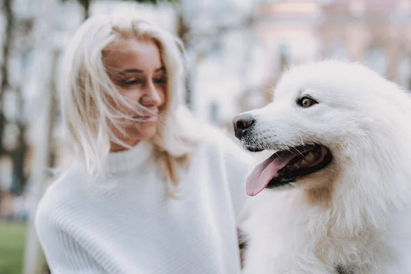 Jovem Mulher Loira Sorridente Andando Seu Cão Fofo Branco Samoyed — Fotografia de Stock