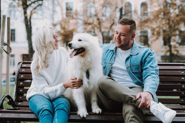 Mujer Joven Hombre Están Sentados Banco Callejón Con Cachorro Blanco — Foto de Stock