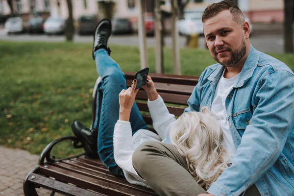 Mujer Rubia Bonita Mirando Fotos Teléfono Móvil Descansando Con Hombre — Foto de Stock