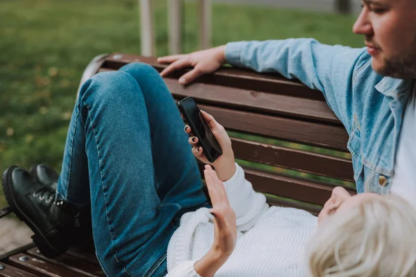 Foto Recortada Esposa Rubia Mirando Fotos Teléfono Inteligente Descansando Con —  Fotos de Stock