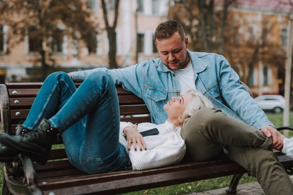 Hermosa Mujer Rubia Está Sosteniendo Teléfono Inteligente Descansando Con Hombre — Foto de Stock