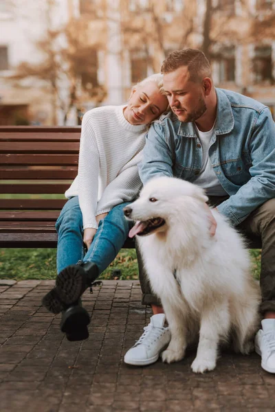 Joven Feliz Mujer Hombre Están Disfrutando Cita Mientras Sienta Banco — Foto de Stock