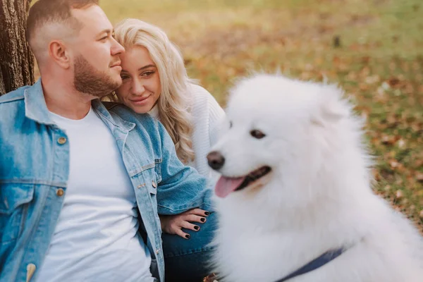 Jovem Mulher Homem Com Cão Fofo Branco Desfrutando Natureza Fresco — Fotografia de Stock