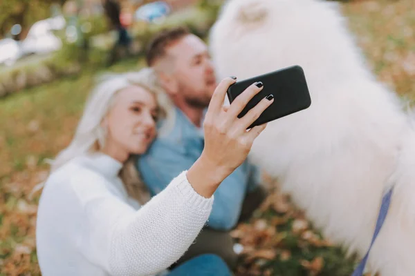 快乐的夫妻在公园里度过时光 一边用智能手机一边自拍 — 图库照片