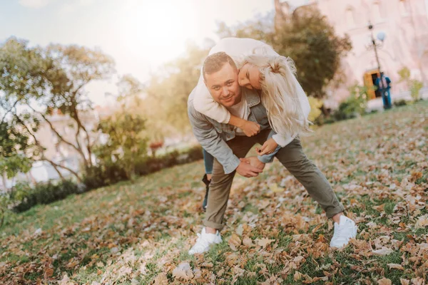 Sonriendo Encantadora Pareja Abrazándose Mientras Ríe Parque Otoño Juntos —  Fotos de Stock