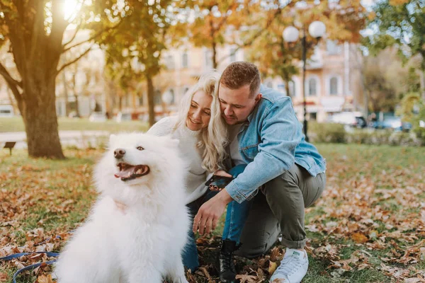 Feliz Joven Hombre Mujer Disfrutando Paseo Con Perro Esponjoso Samoyedo — Foto de Stock