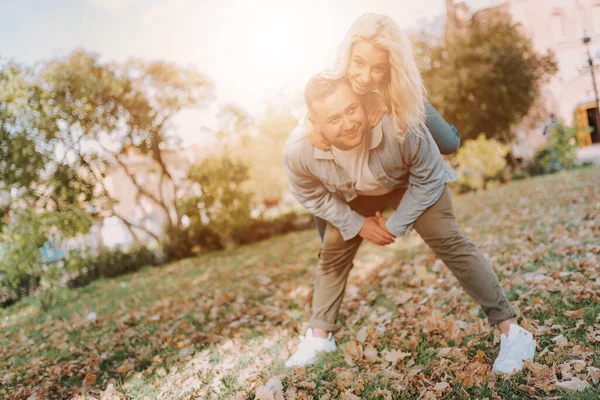 Retrato Hombre Guapo Sonriente Dando Linda Novia Paseo Cerdito Vuelta — Foto de Stock