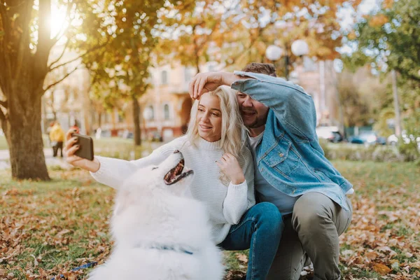 Sonriendo Bonita Dama Sosteniendo Teléfono Inteligente Mientras Toma Una Foto — Foto de Stock