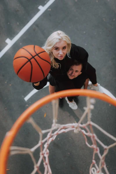 Visão Superior Jovem Senhora Feliz Treinando Livre Quadra Basquete Com — Fotografia de Stock