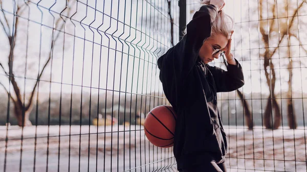 Ung Vacker Kvinna Vilar Efter Att Spelat Basket När Står — Stockfoto