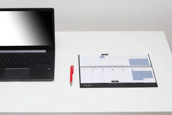 Portable Repose Sur Une Table Blanche — Photo