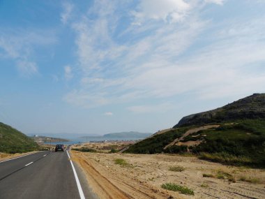 Arabayla yolculuk. Teriberka girişi. Yazın çekilmişti..