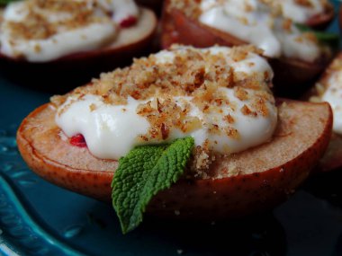 Tatlı. Böğürtlenli fırında armut. Üstüne krema ve fındık..