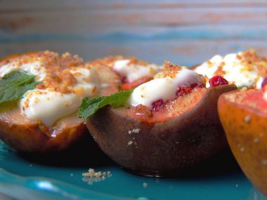 Tatlı. Böğürtlenli fırında armut. Üstüne krema ve fındık..