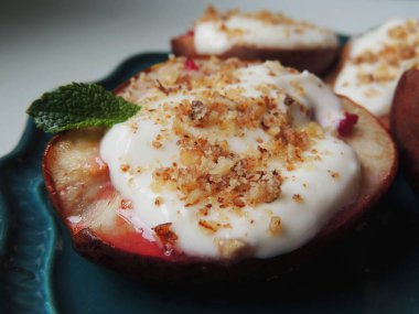 Tatlı. Böğürtlenli fırında armut. Üstüne krema ve fındık..