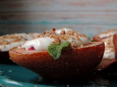 Tatlı. Böğürtlenli fırında armut. Üstüne krema ve fındık..