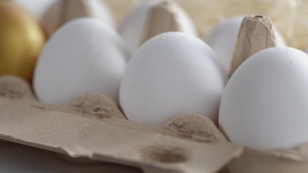 Sabah Işığında Saman Taze Seçilmiş Tavuk Yumurtalarıyla Dolu Bir Yumurta — Stok video