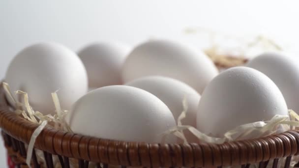 Saman Dolu Içi Taze Seçilmiş Beyaz Tavuk Yumurtalarıyla Dolu Bir — Stok video