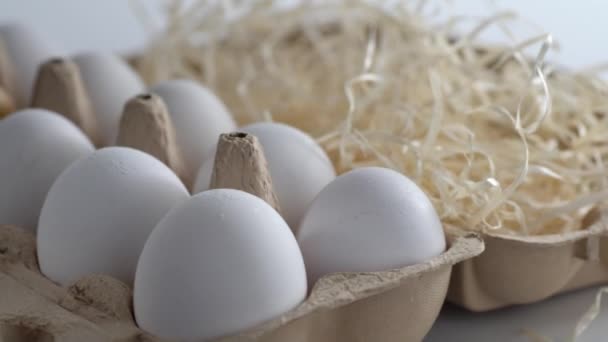Крупним Планом Яєчний Лоток Наповнений Сіном Свіжими Вибраними Курячими Яйцями — стокове відео
