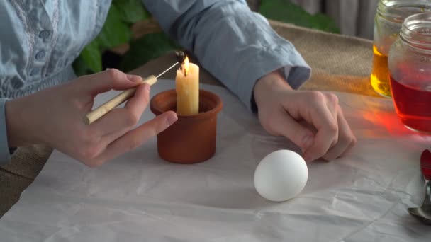 Paskalya Yumurtalarını Süslemek Için Balmumu Isıtan Kadın Bir Sanatçı Farklı — Stok video