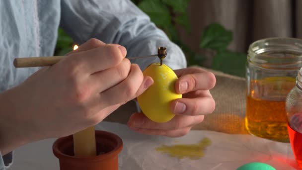 Eine Künstlerin Verziert Ostereier Mit Traditioneller Bienenwachsmaltechnik Auf Dem Hintergrund — Stockvideo