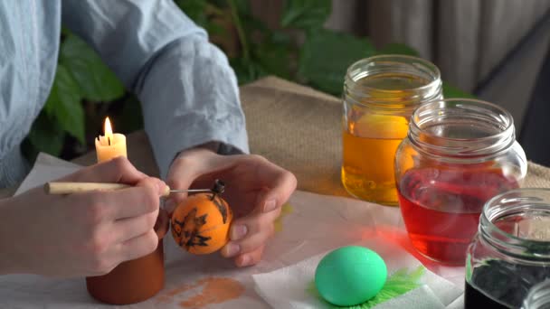 Женщина Художник Украшает Пасхальные Яйца Традиционной Техникой Пчелиного Воска Фоне — стоковое видео