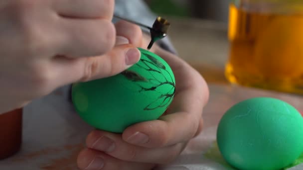 Uma Artista Feminina Ornamenta Ovos Páscoa Com Técnica Tradicional Pintura — Vídeo de Stock