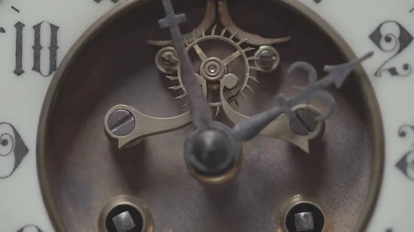 時計の顔 時計の針 歯車と振り子の詳細な描写を持つアンティークヴィンテージクロックのマクロショット — ストック写真