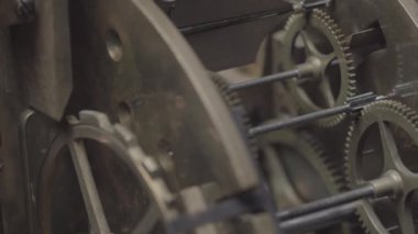 Antika bir antika saatin makro görüntüsü. Tik tak mekanizmasının detaylı tasviri. Vites çarkları dönüyor ve saat çalışıyor..