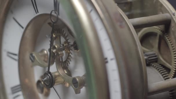古旧钟表的宏观照片 详细描绘了钟面 钟表指针 齿轮和钟摆 — 图库视频影像